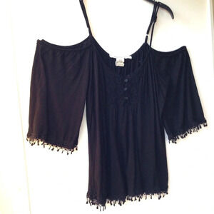 American Rag sexy and adorable black cold shoulder blouse. Size Large.  …